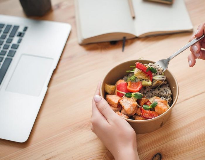 Déjeuner à son poste de travail c’est maintenant légal
